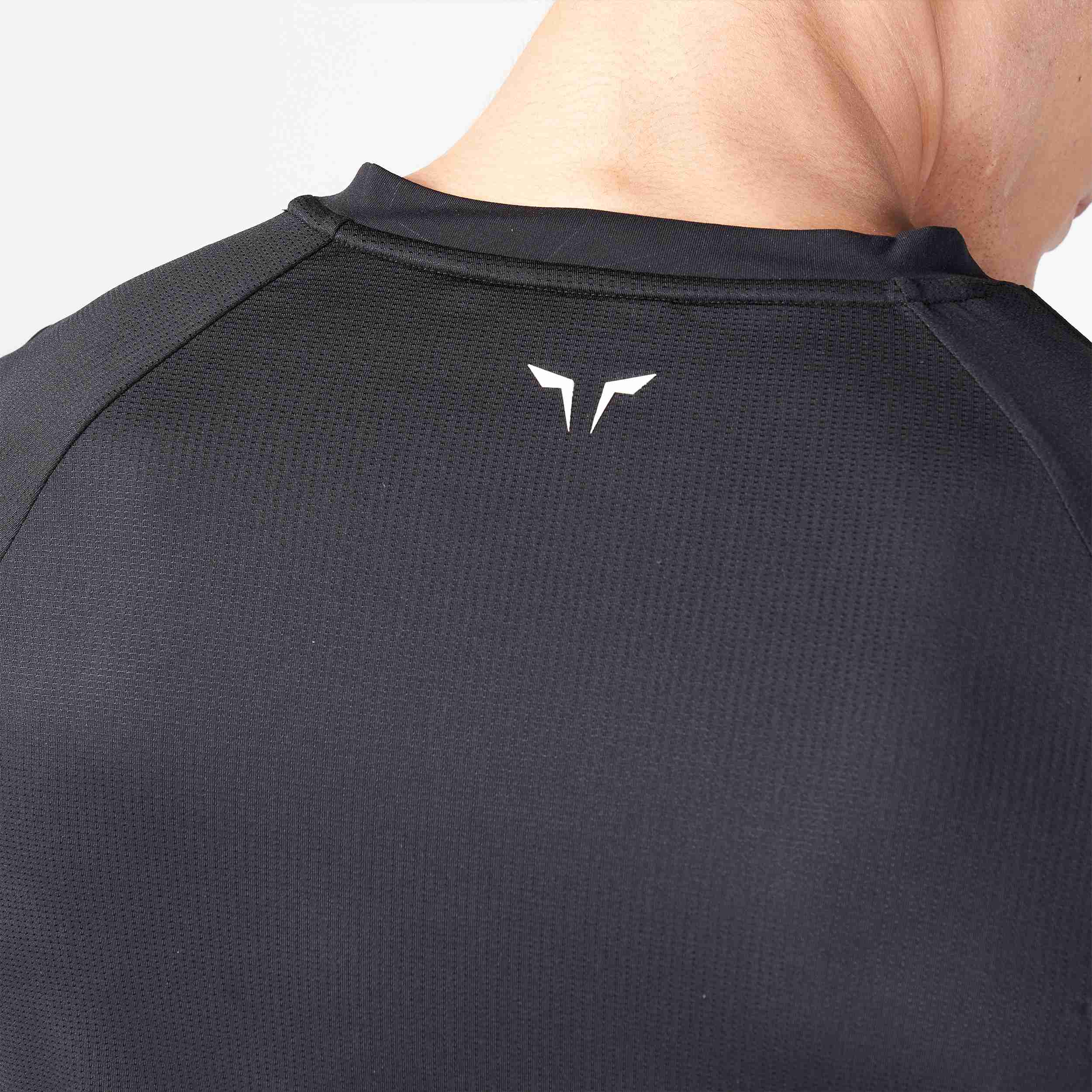 CORE V-NECK AEROTECH TEE - BLACK